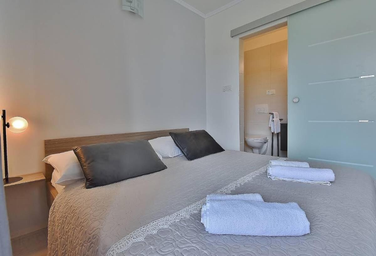 Apartments Ruzica Banjol Exterior foto